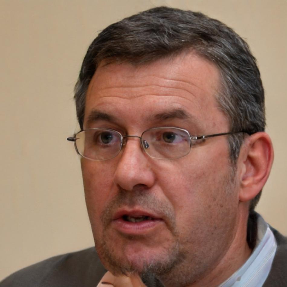 Finanztrainer Lennart Wächter erklärt Konzepte während einer Schulung