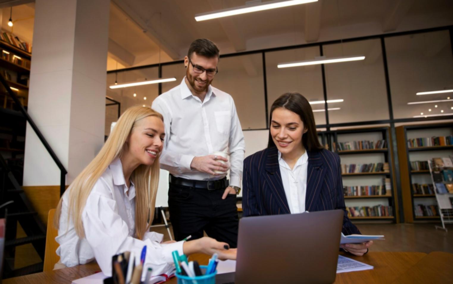 Team bei der Arbeit an Finanzlösungen